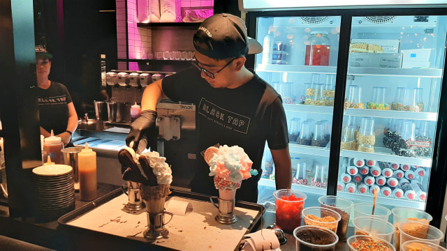 Pembuatan crazy shake ala Black Tap Foto: Azalia Amadea/Kumparan
