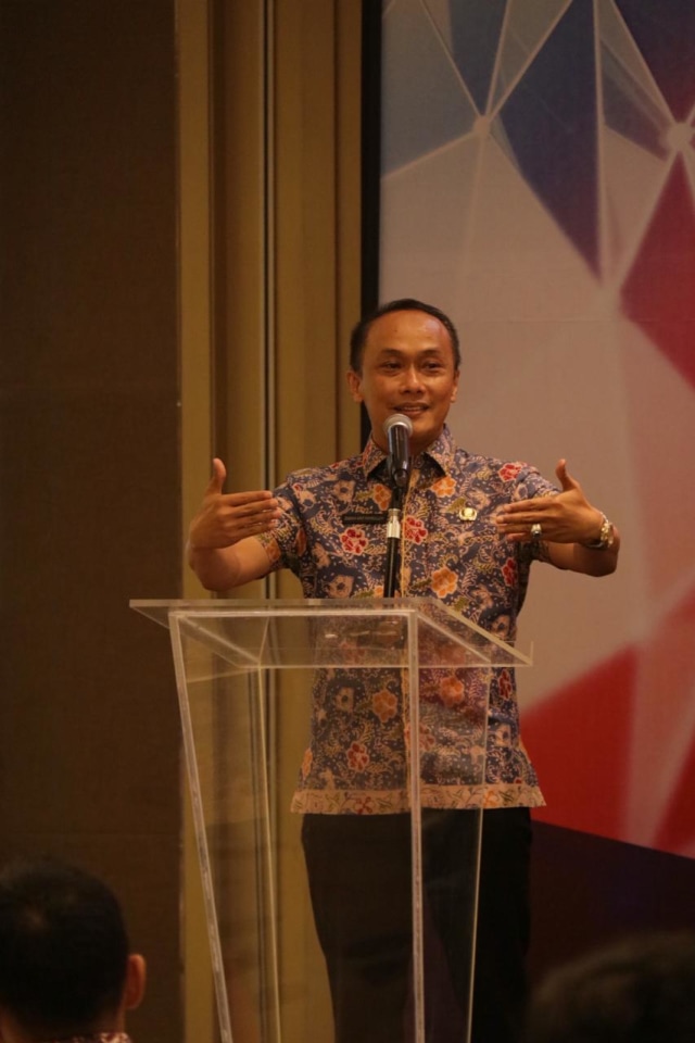 Dirjen Dukcapil Kemendagri, Zudan Arif Fakrulloh saat penandatanganan perjanjian kerja sama dengan PT Jelas Karya Wasantara di Jakarta, Jumat (13/12). Foto: Dok. Ditjen Dukcapil Kemendagri