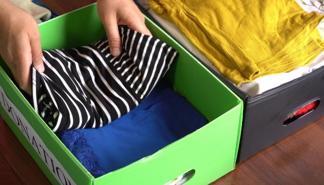 Ilustrasi menyortir pakaian keluarga atau decluttering. Foto: Shutterstock 