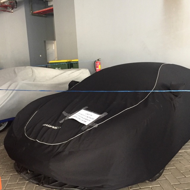 Mobil-mobil mewah diamankan di Mapolda Jatim, Sabtu (14/12). Foto: Yuana Fatwalloh/kumparan