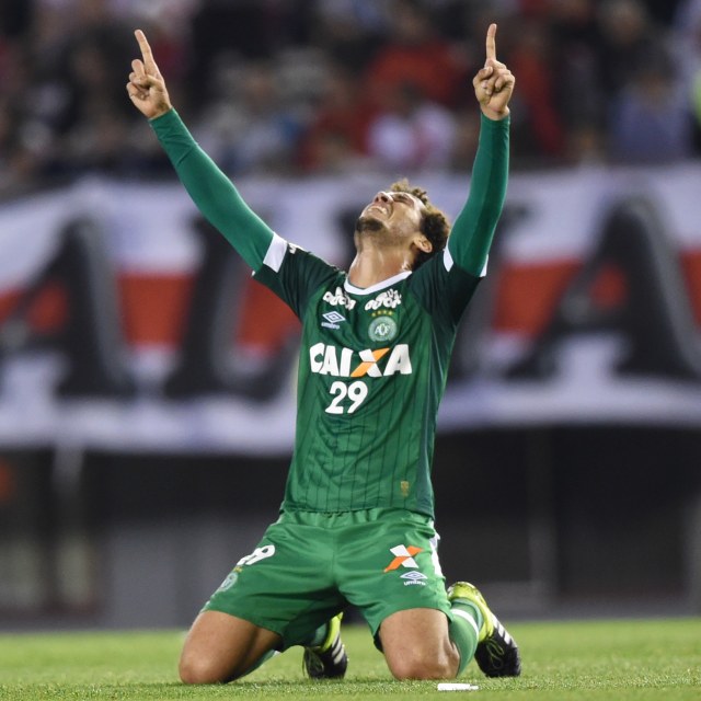 Neto saat masih memperkuat Chapocoense. Foto: Josep LAGO / AFP