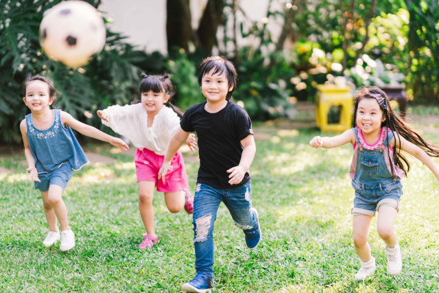 Ilustrasi anak bermain bersama teman sebaya. Foto: Shutter Stock