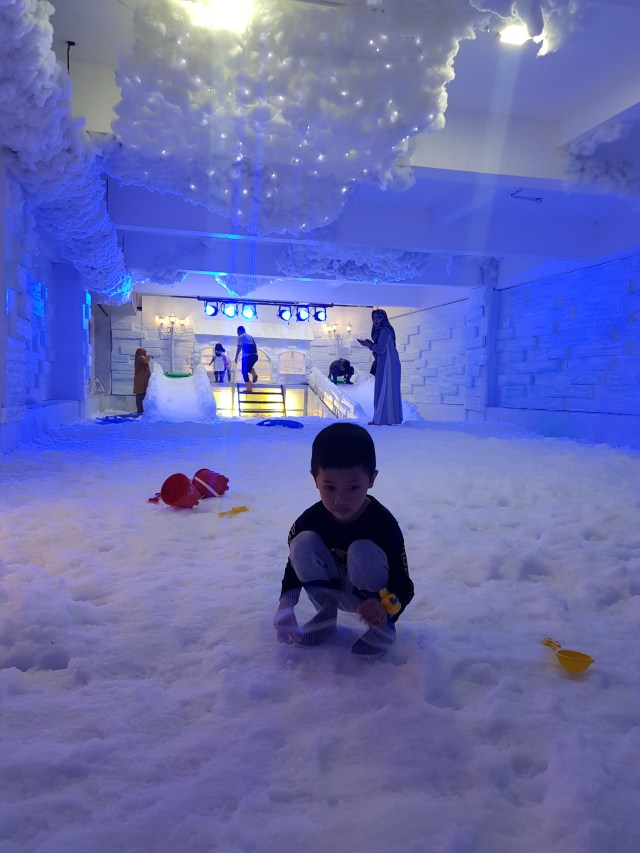 Salah seorang anak bermain di Frozen World di Malang Smart Arena, Hawai Group Malang, Sabtu (14/12). Foto-foto: irham thoriq/tugumalangid