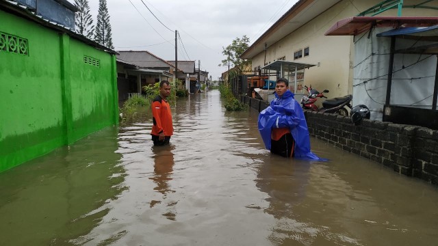 Tim BPBD Kota Pangkalpinang melakukan pemantauan dikawasan yang terdampak banjir.