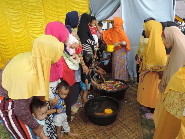 Prosesi manik beladau dalam rangkaian Adat Batas Negeri Kusuma Negara Sekadau. Foto: Dina Mariana/Hi!Pontianak