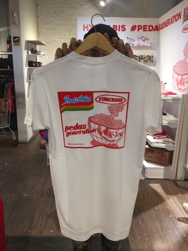 Salah satu tshirt di kolaborasi Indomie x Starcross Foto: Hesti Widianingtyas/kumparan