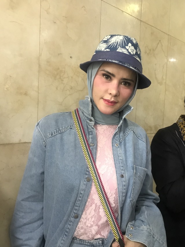 Angel Lelga di Polda Metro Jaya, Sabtu (14/12). Foto: Regina Kunthi Rosary/kumparan