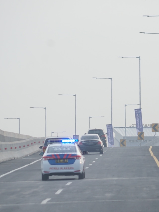 Sejumlah kenderaan melewati Tol Layang Jakarta-Cikampek, Minggu (15/12).  Foto: Helmi Afandi Abdullah/kumparan 