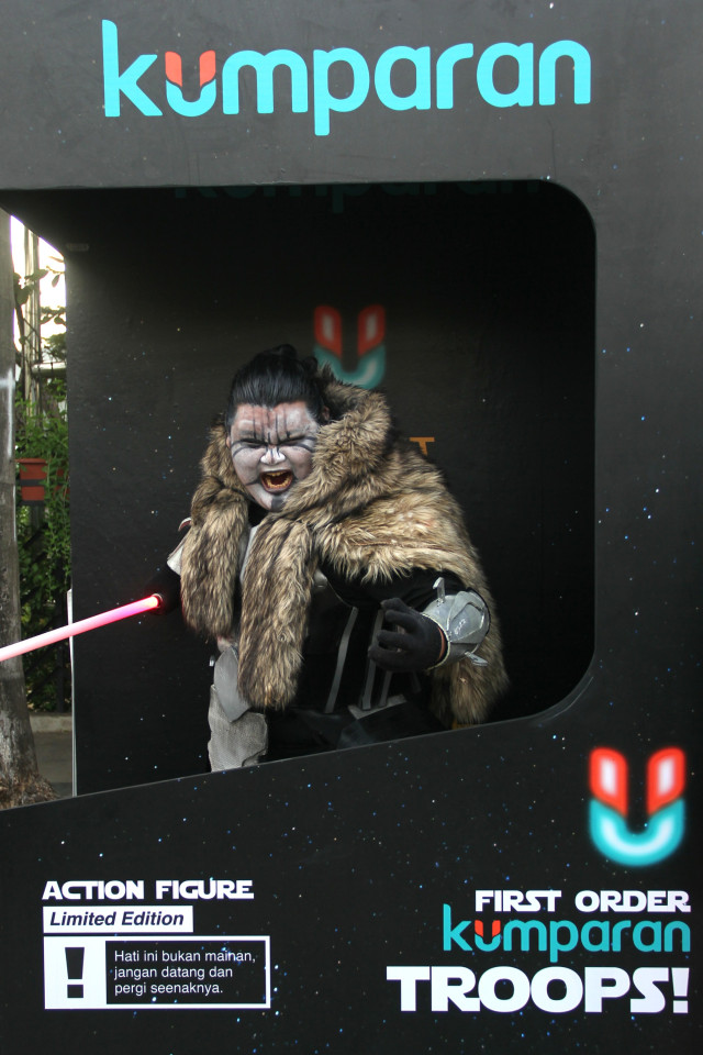 Cosplay pasukan Star Wars berfoto  di Car Free Day sisi trotoar Jalan Sudirman, Jakarta, Minggu (15/12).  Foto: Nugroho Sejati/kumparan