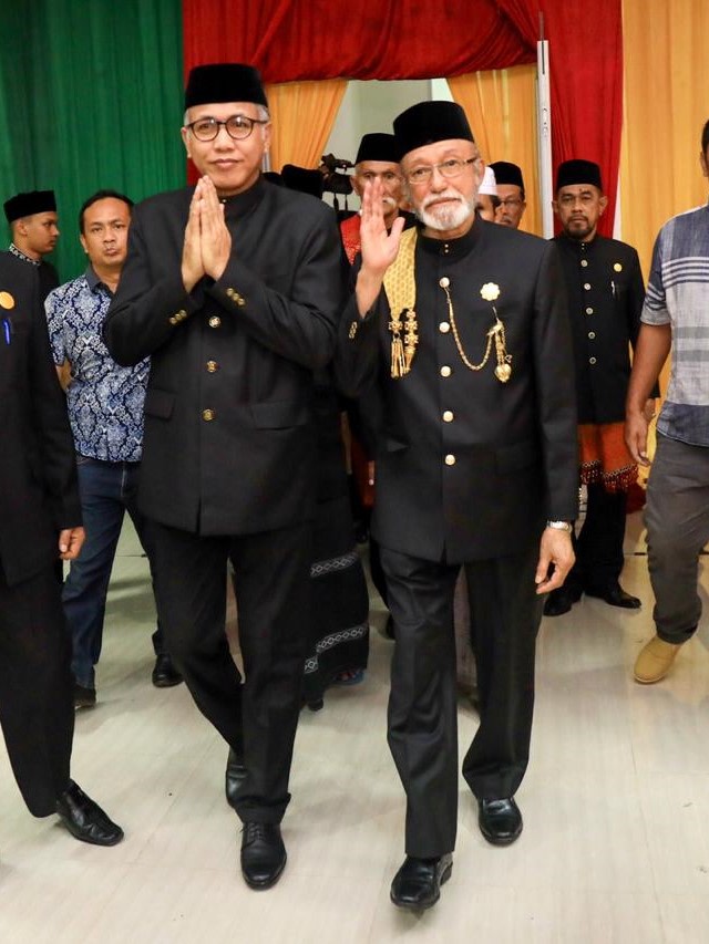 Tgk Malik Mahmud (kanan) dan Nova Iriansyah. Foto: Suparta/acehkini 