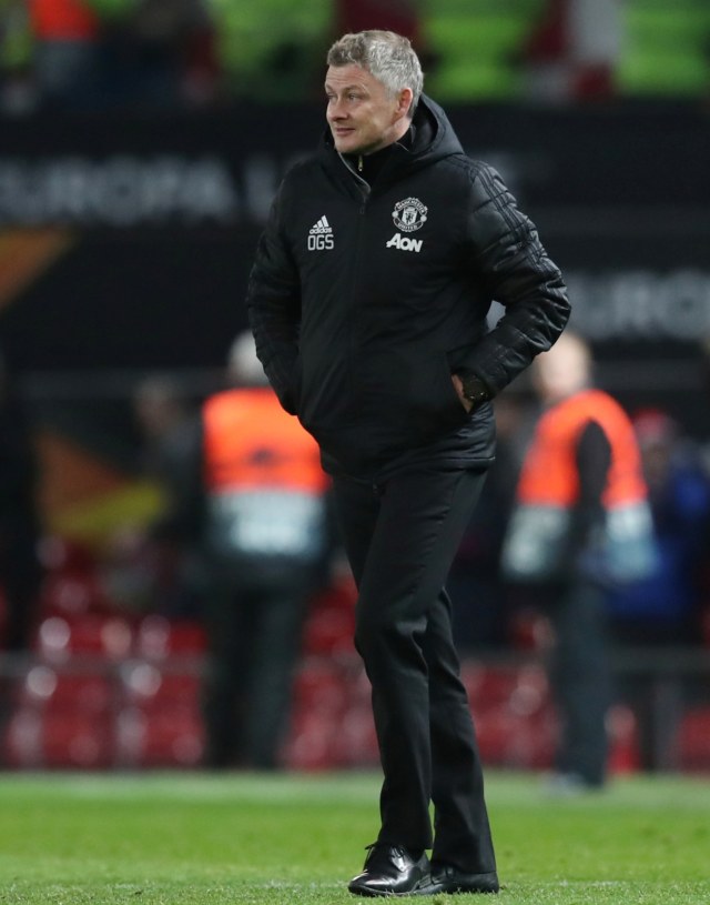 Ole Gunnar Solskjaer memimpin Manchester United dalam pertandingan melawan AZ. Foto: Reuters/Jon Super