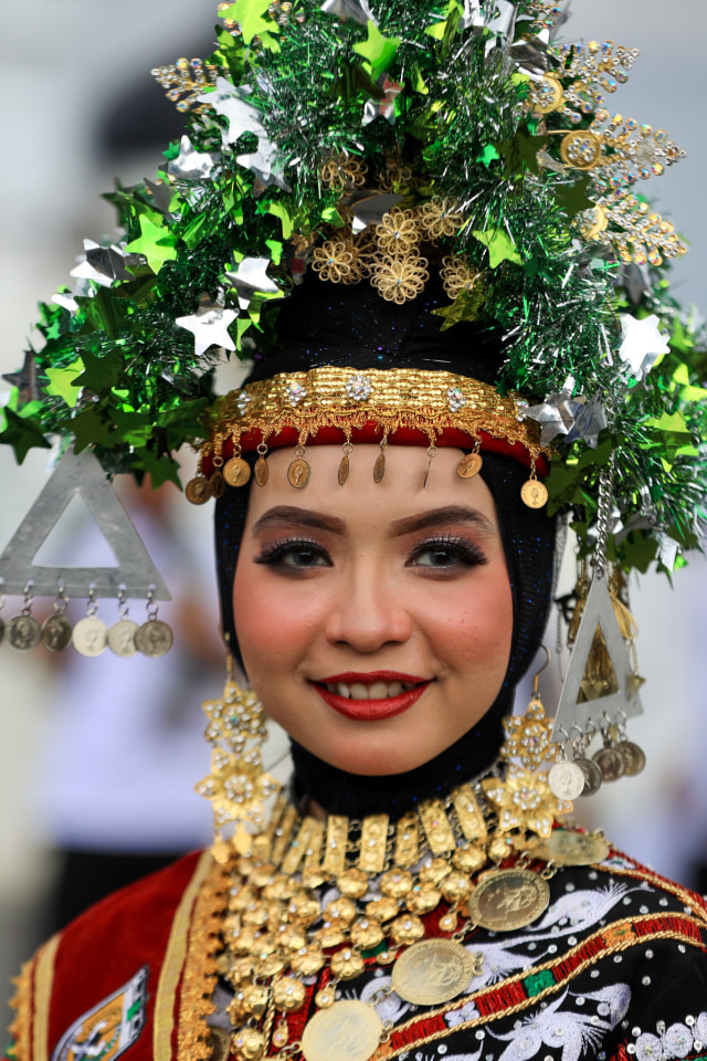 Peserta pawai mengenakan pakaian adat. Foto: Suparta/acehkini