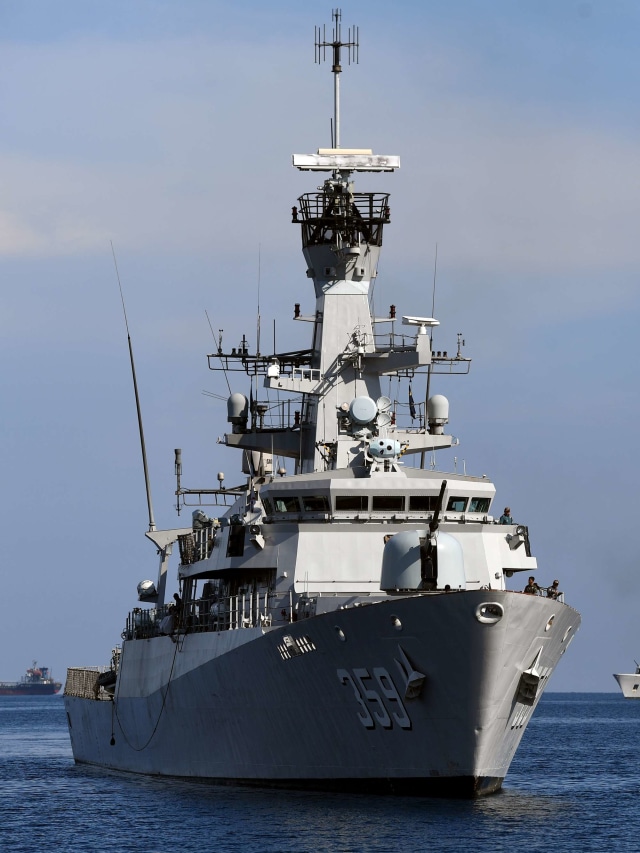 KRI Usman Harun-359 memasuki perairan Kupang ketika akan sandar di Dermaga Lantamal VII Kupang usai melaksanakan Operasi Indonesia Maritime Envoy-19B. Foto: ANTARA FOTO/Zabur Karuru