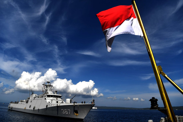 KRI Sultan Iskandar Muda-367 memasuki perairan Kupang ketika akan sandar di lambung kiri KRI Usman Harun-359 di Dermaga Lantamal VII Kupang. Foto: ANTARA FOTO/Zabur Karuru