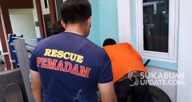 Laporan ular kobra masuk rumah, petugas datangi Taman Asri Cikole, Kota Sukabumi, Sabtu (14/12/2019). | Sumber Foto:Fit NW.
