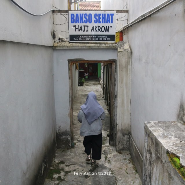 Lokasi Bakso Akrom masuk ke dalam gang kecil. (Foto: Fery Arifian)