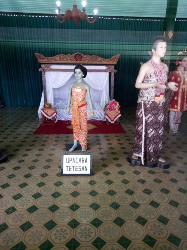 Pakaian yang dikenakan saat upacara Tetesan. foto: Istimewa