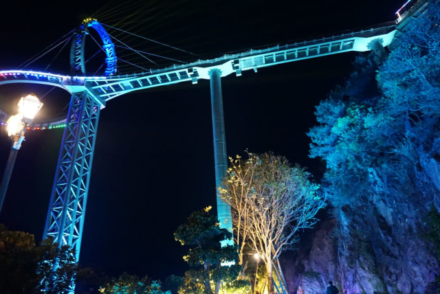 Pemandangan dari bawah jembatan kaca di Qingyuang, Provinsi Guangdong, China Selatan. Foto: Fahrian Saleh/kumparan