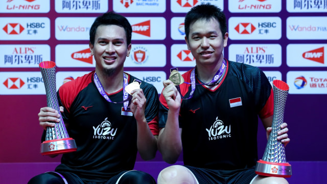 Ganda putra Indonesia, Mohammad Ahsan/Hendra Setiawan, dengan trofi juara BWF World Tour Final 2019. Foto: Dok. PBSI