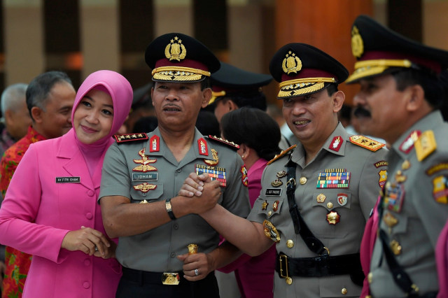 Kapolri Jenderal Pol Idham Azis (kedua kiri) didamping istri melakukan salam komando dengan Kabareskrim Polri Inspektur Jenderal Pol Listyo Sigit Prabowo. Foto: ANTARA FOTO/Nova Wahyudi