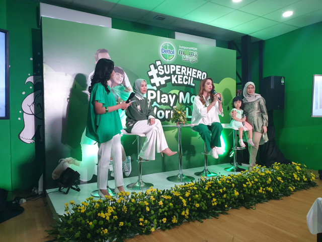 Sharing session bersama dr Reisa Broto Asmoro, Tania (momfluencer) dan Mba Lucky (perwakilan Dettol Indonesia)