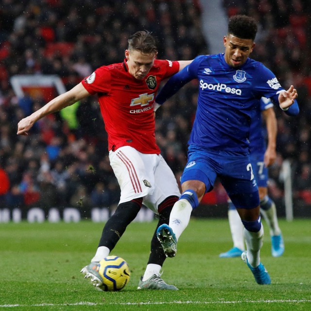 Scott McTominay berebut bola dengan Mason Holgate (kanan). Foto: Reuters/Phil Noble