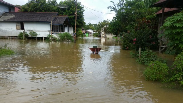 Banjir yang menggenangi wilayah di Kecmataan Nanga Mahap, Kabupaten Sekadau, Senin (16/12). Foto: Dok. Herudin