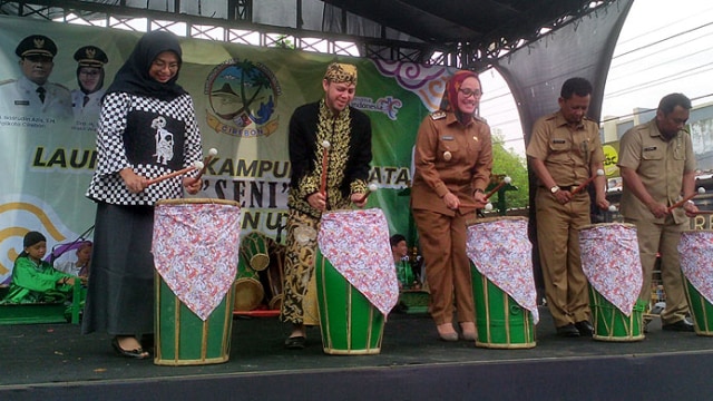 Wakil Wali Kota Cirebon Eti Herawati menabuh kendang sebagai simbolis peresmian Kampung Seni Kanoman, Senin (16/12/2019). (Juan)