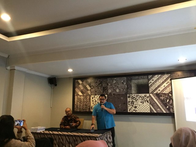 Direktur Eksekutif Median Rico Marbun saat memaparkan hasil survei Pilwakot Solo di kawasan Cikini, Senin (16/12). Foto: Darin Atiandina/kumparan