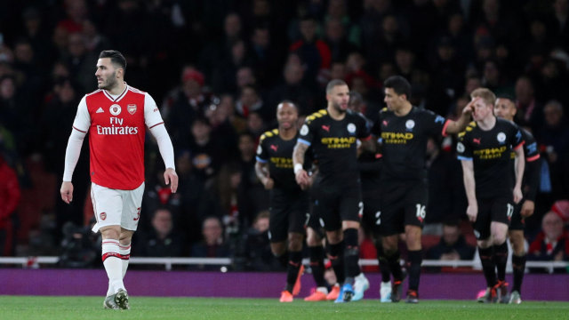 Sead Kolasinac di antara para pemain Manchester City yang merayakan gol. Foto: REUTERS/Hannah McKay