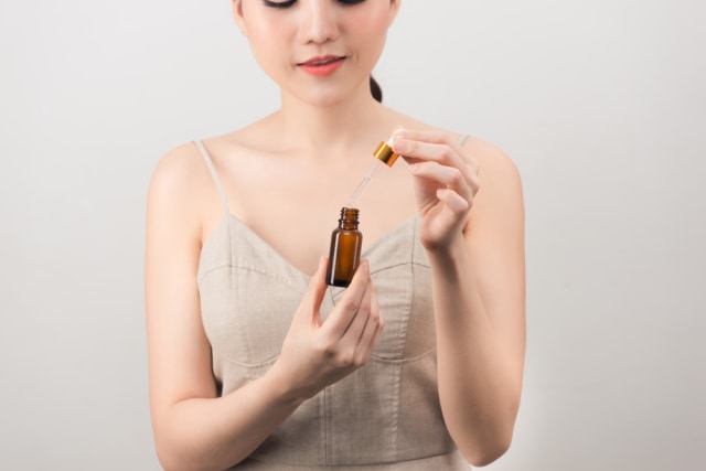 Ilustrasi Mengaplikasikan Serum Foto: Dok. Shutterstock
