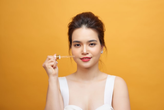 Ilustrasi Mengaplikasikan Serum Foto: Dok. Shutterstock