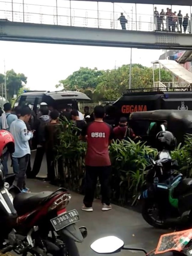 Gegana memeriksa benda mencurigakan di dekat Masjid Istiqlal, Jakarta. Foto: Dok. Pembaca kumparan