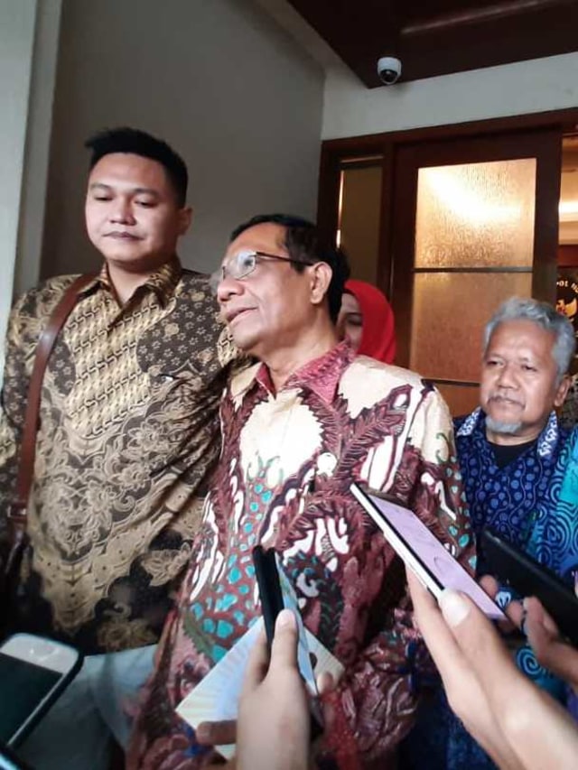 Menkopolhukam Mahfud MD dikantornya, Senin (16/12). Foto: Apriliandika Pratama/kumparan