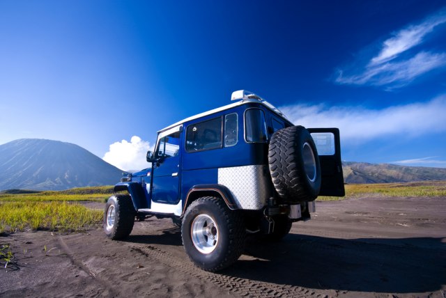 Mobil berwarna biru klasik di Gunung Bromo Foto: Shutter Stock