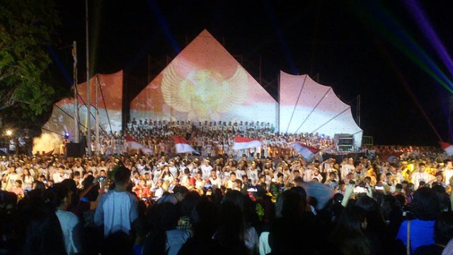 Atmosfer konser 'Suluh Nusantara' yang sukses membuat decak kagum ribuan penonton, Sabtu (14/12/2019) malam. (Juan)
