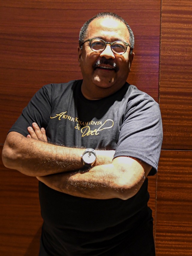 Aktor Rano Karno berpose saat menghadiri acara peluncuran poster dan trailer Film 'Akhir Kisah Cinta Si Doel' di Kemang Village XXI, Jakarta Selatan.  Foto: ANTARA FOTO/Muhammad Adimaja