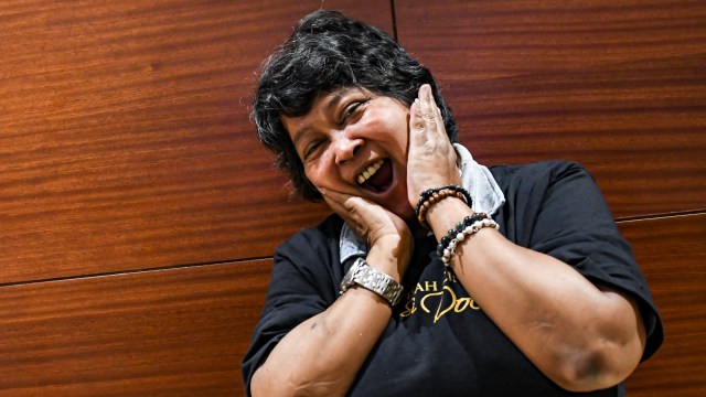 Aktris Suti Karno berpose saat menghadiri acara peluncuran poster dan trailer Film 'Akhir Kisah Cinta Si Doel' di Kemang Village XXI, Jakarta Selatan. Foto: ANTARA FOTO/Muhammad Adimaja