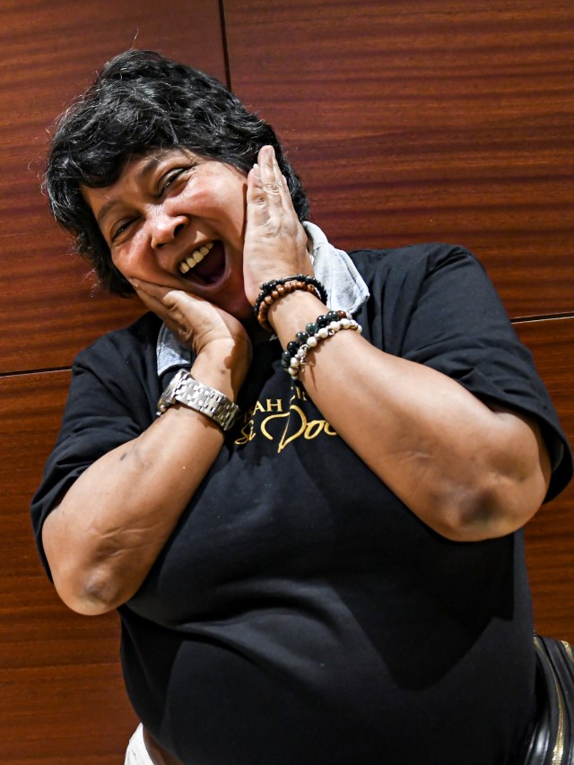 Aktris Suti Karno berpose saat menghadiri acara peluncuran poster dan trailer Film 'Akhir Kisah Cinta Si Doel' di Kemang Village XXI, Jakarta Selatan. Foto: ANTARA FOTO/Muhammad Adimaja