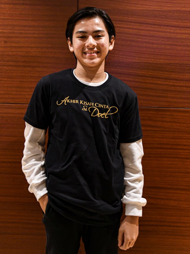 Aktor Rey Bong berpose saat menghadiri acara peluncuran poster dan trailer Film 'Akhir Kisah Cinta Si Doel' di Kemang Village XXI, Jakarta Selatan.  Foto: ANTARA FOTO/Muhammad Adimaja