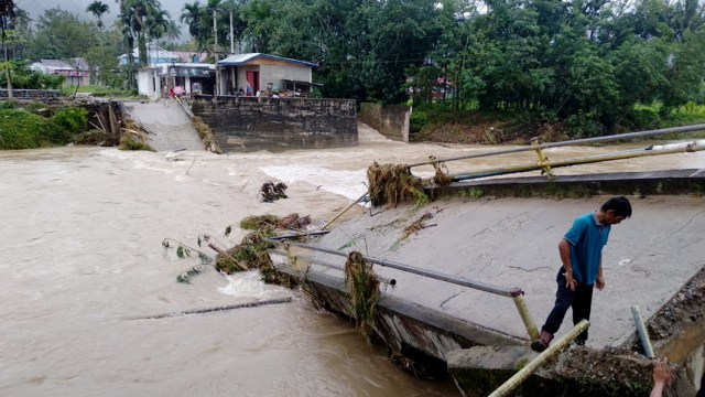 Salah satu jembatan yang putus akibat diterjang bajir di Kabupaten Solok Selatan, Sumatera Barat (Foto: Irwanda/Langkan.id)