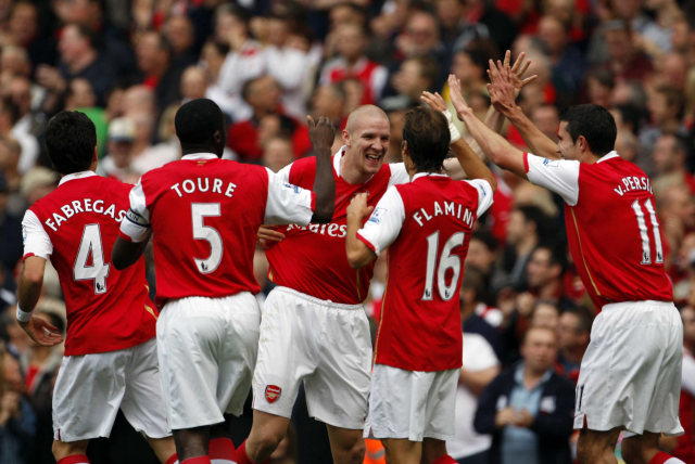 Eks pemain Arsenal asal Swiss Philippe Senderos (tengah) berselebrasi dengan rekan satu timnya usai mencetak gol melawan Sunderland. Foto: ADRIAN DENNIS / AFP