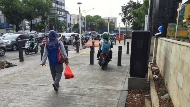 Pelanggaran-pelanggaran di trotoar jalan Salemba Raya dam Kramat Raya, Selasa (17/12). Foto: Abyan Faisal/kumparan