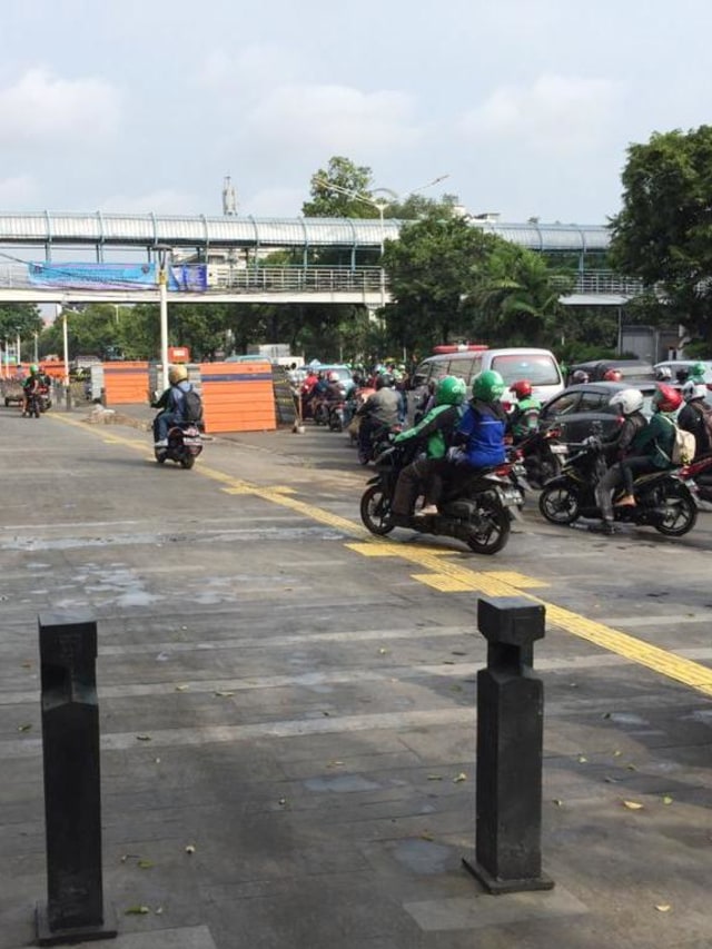 Pelanggaran-pelanggaran di trotoar jalan Salemba Raya dam Kramat Raya, Selasa (17/12). Foto: Abyan Faisal/kumparan