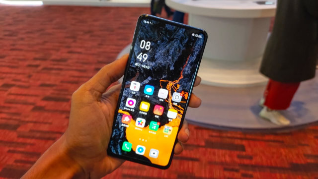 Purwarupa smartphone Oppo dengan kamera selfie di bawah layar. Foto: Aulia Rahman Nugraha/kumparan