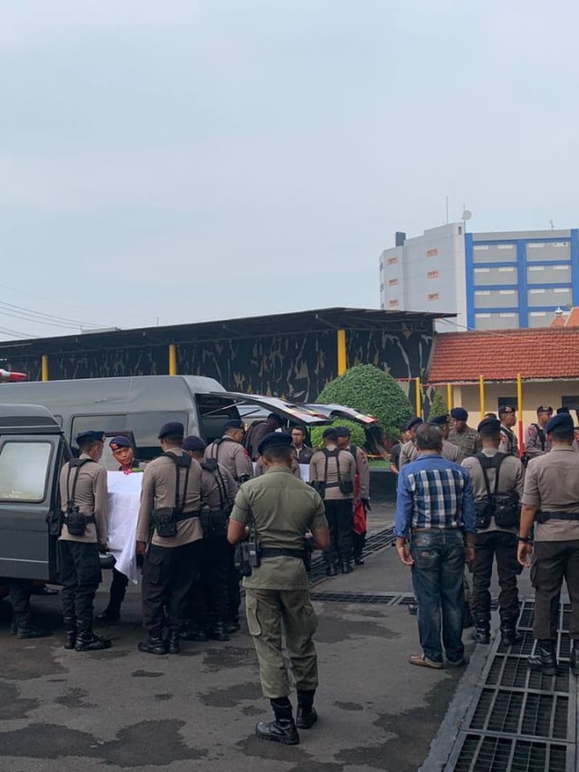 Suasana serah terima jasad tiga siswa Brimob. Foto: Dok. Istimewa