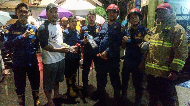 Petugas damkar evakuasi ular cobra di Pasar Minggu, Jakarta Selatan. Foto: Instagram/@humasjakfire 