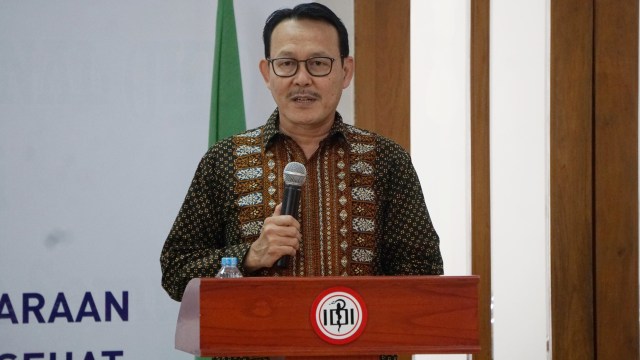 Direktur Utama BPJS Kesehatan, Fachmi Idris memberikan sambutan pada acara penandatanganan nota kesepahaman antara BPJS dan PB IDI di Kantor PB IDI, Jakarta. Foto: Irfan Adi Saputra/kumparan