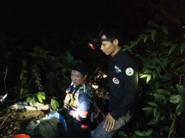 Petugas saat mencari dan akhirnya menemukan korban, (foto. istimewa)