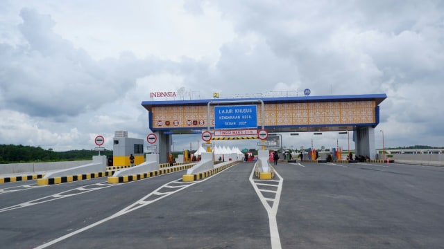 Gerbang Tol Samboja Balikpapan-Samarinda di Kutai Kartanegara, Selasa (17/12).
 Foto: Resya Firmansyah/kumparan